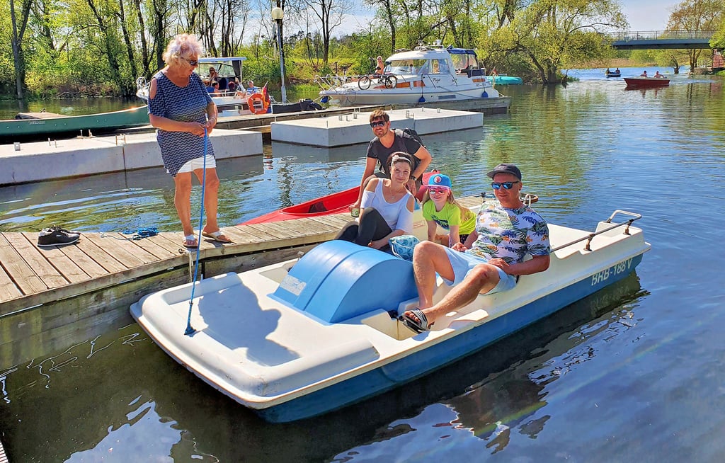 Familie Betker hat sich ein Tretboot für eine Stunde gemietet.