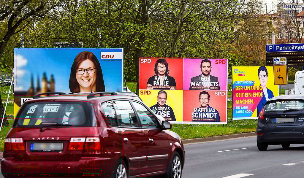 Nicht immer bleibt Wahlwerbung am Straßenrand so unversehrt wie hier am Wasserturm.