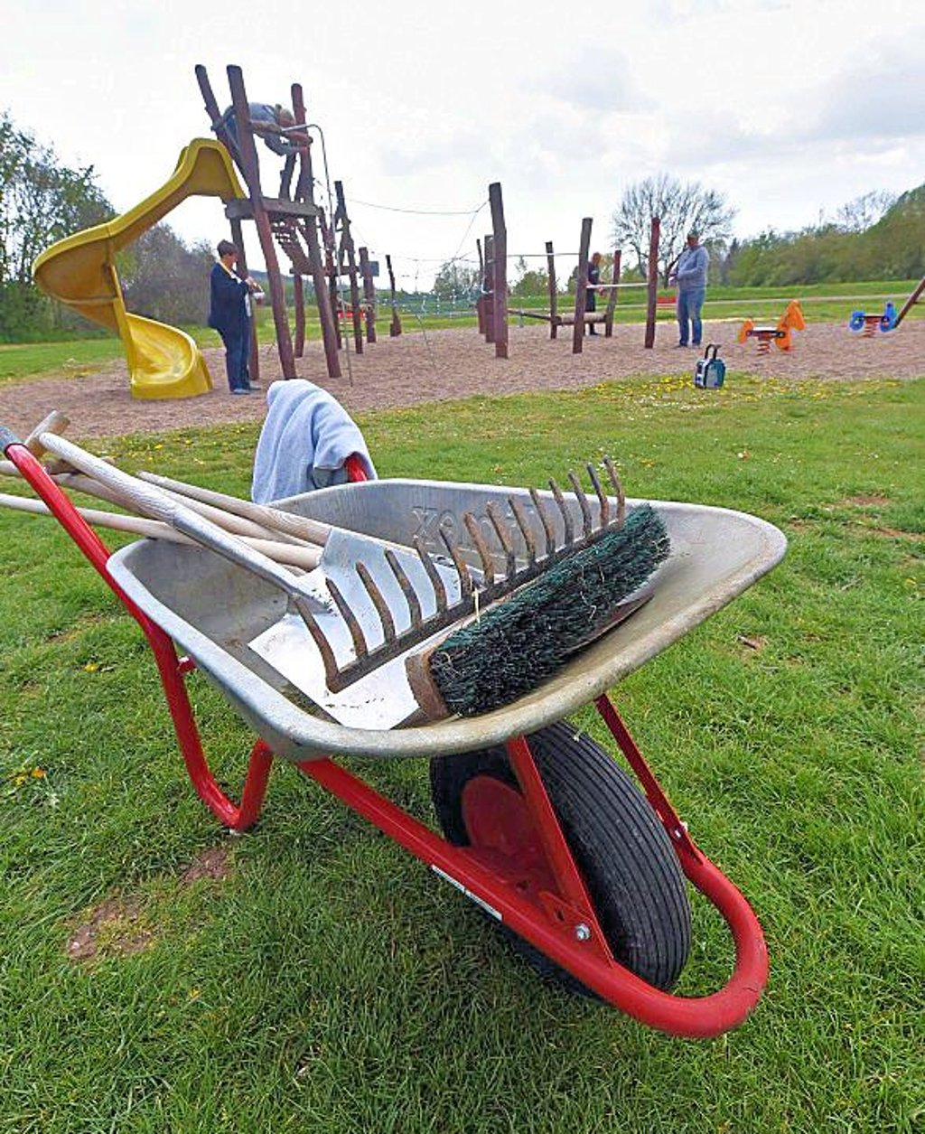 Schubkarre auf Spielplatz in Drohndorf