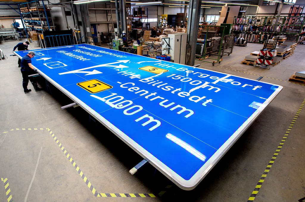 Das niedersächsische Unternehmen Fritz Lange GmbH stellt jährlich rund 120.000 Verkehrsschilder her.