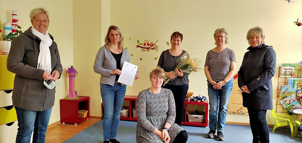 Ute Pesselt (rechts) bedankt sich bei den Erziehern der Kita ?Geelbeinchen? in Ditfurt für ihren Einsatz in der Corona-Krise.