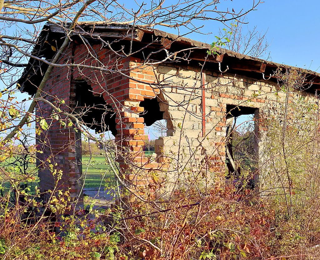 Dieses Bahnhäuschen wollte der Reit- und Fahrverein Eilenstedt (Landkreis Harz) als Schuppen ausbauen - nun wurde es abgerissen. Dahinter beginnt das Gelände des künftigen Reitplatzes.