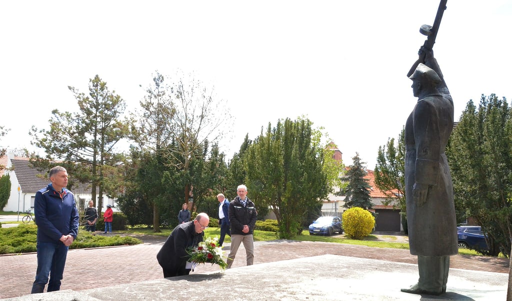 Der amtierende Bürgermeister Wolfgang Hellwig legte am Ehrenmal in Sandau einen Kranz nieder.
