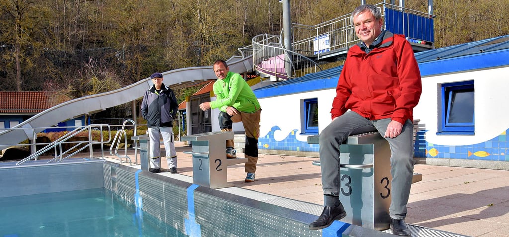 Der Förderverein Freibad Rübeland bereitet die Schwimmanlage auf die Saison vor. Der Vorsitzender Ronald Probek, die Mitglieder Uwe Querfurth und Egon Ecklebe (von rechts) und ihre Mitstreiter hoffen, dass die „Bodeperle“ Ende Mai ihre Türen öffnen kann.