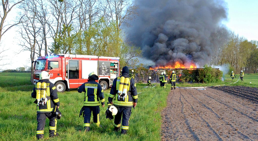 Am Montagmorgen steht nahe der Lepser Straße eine Gartenlaube in Flammen. Insgesamt drei Zerbster Ortsfeuerwehren rückten an.