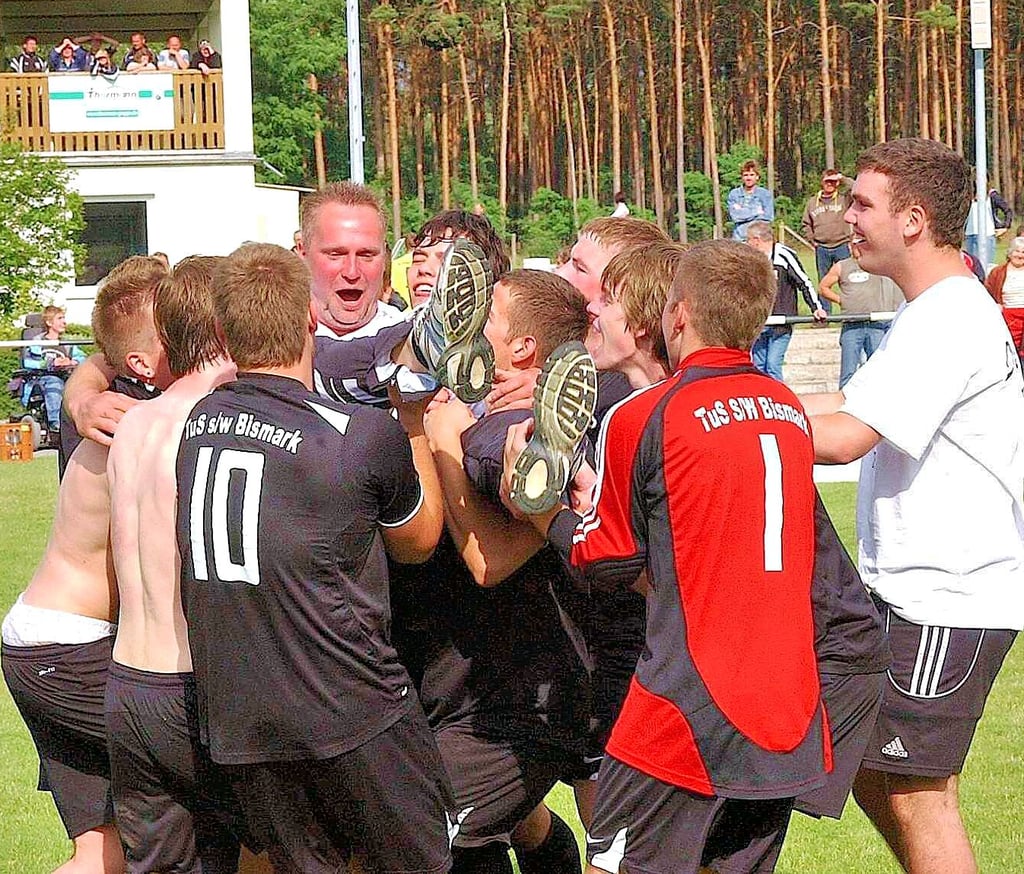 Jens Knoblich wird von seinen Spielern gefeiert.