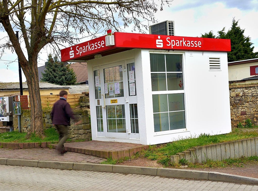 Das Sparkassenhäuschen wird bald abtransportiert.