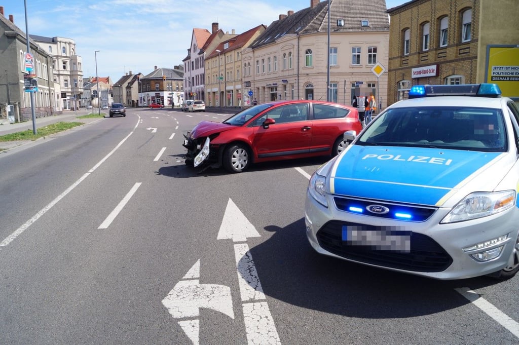Zwei Personen wurden bei dem Unfall in der Bismarckstraße verletzt.