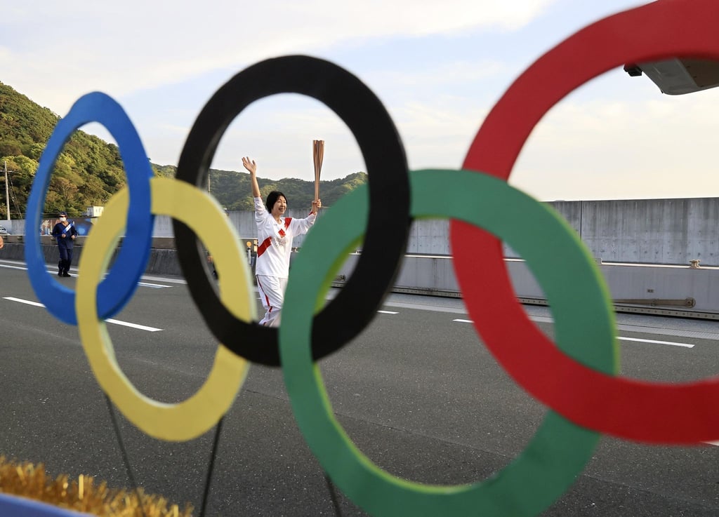 Der Olympische Fackellauf muss wegen steigender Corona-Infektionen voraussichtlich erneut von öffentlichen Straßen verbannt werden.