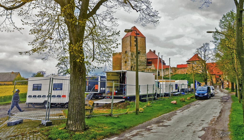 Die Filmcrew mit ihrer Wagenburg vor der Filmburg in Querfurt.