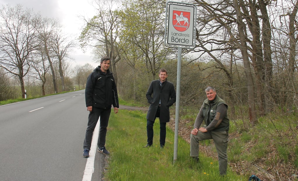 Carsten Miehe, Andreas Brohm und Michael Grupe an der Gemarkunsgrenze zwischen Uchtdorf ud Burgstall. Hier soll der Radweg künftig verbinden.