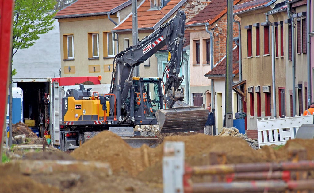 Die Straße Auf dem Graben in Aschersleben ist komplett aufgerissen. Hier kommt ein neuer Mischwasserkanal rein.