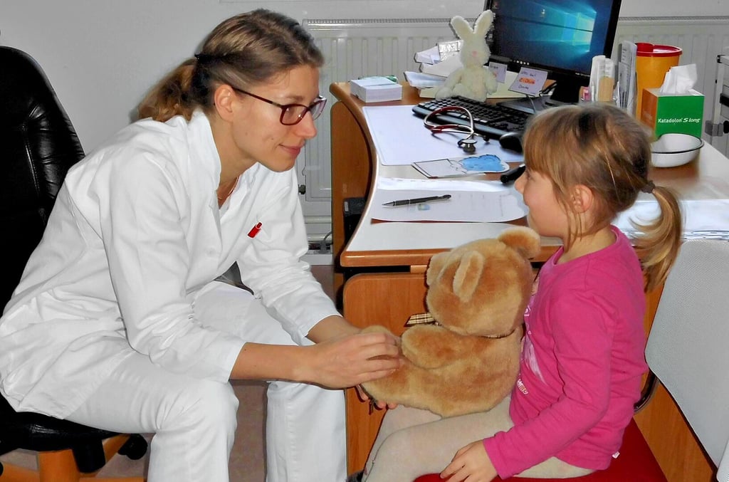 Julia Schukow, heute Milbradt, will sich in Egeln stärker engagieren. Unser Bild zeigt sie bei einer Teddy-Sprechstunde in der Kindertagesstätte "Rappelkiste" in Etgersleben.
