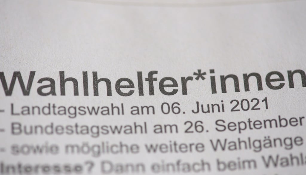 "Wahlhelfer*innen" steht auf der Rückseite eines Couverts.