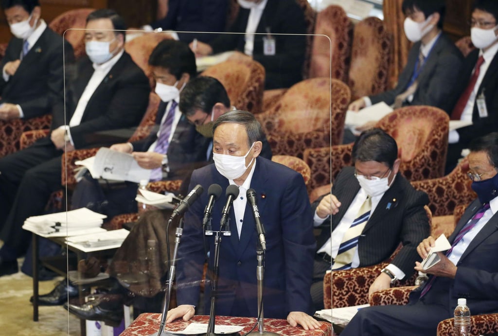 Der japanische Premierminister Yoshihide Suga spricht während einer Sitzung des Repräsentantenhauses.