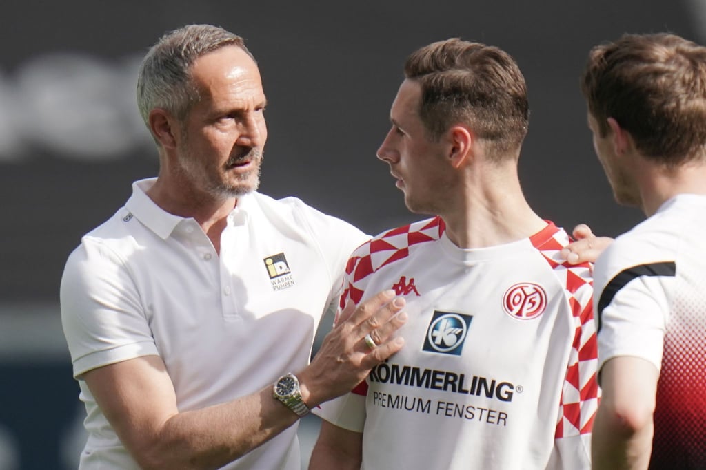 Frankfurts Trainer Adi Hütter (l) unterhält sich nach Spielende mit dem Mainzer Dominik Kohr.