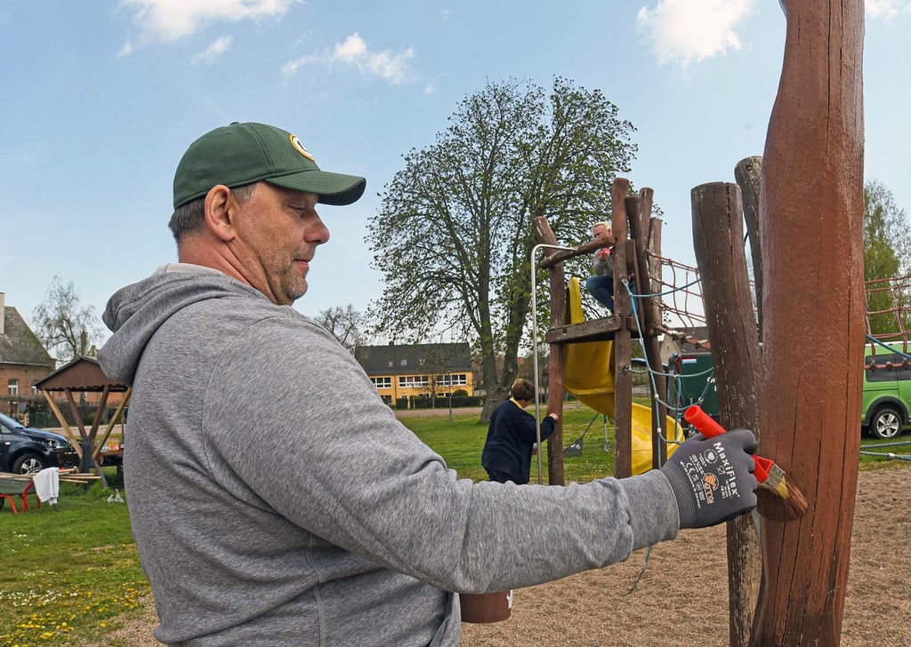 Jens Rümke und weitere Mitglieder des Ortschaftsrates beim Arbeitseinsatz auf dem Spielplatz.