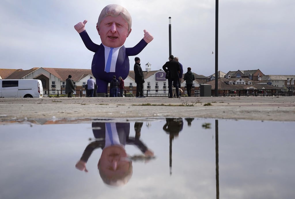 Eine über neun Meter große aufblasbare Figur von Großbritanniens Premierminister Boris Johnson wurde im nordostenglischen Hartlepool aufgestellt.