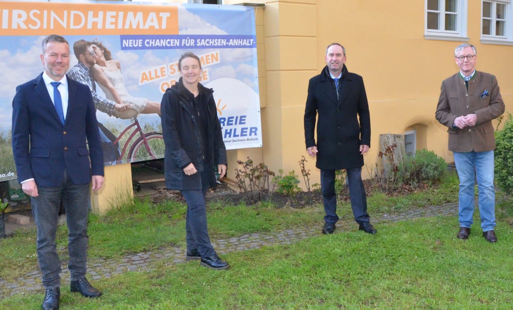 Von links Nico Schulz, Carmen Kalkofen, Hubert Aiwanger und Hennig von Katte warben um Stimmen für die Freien Wähler.