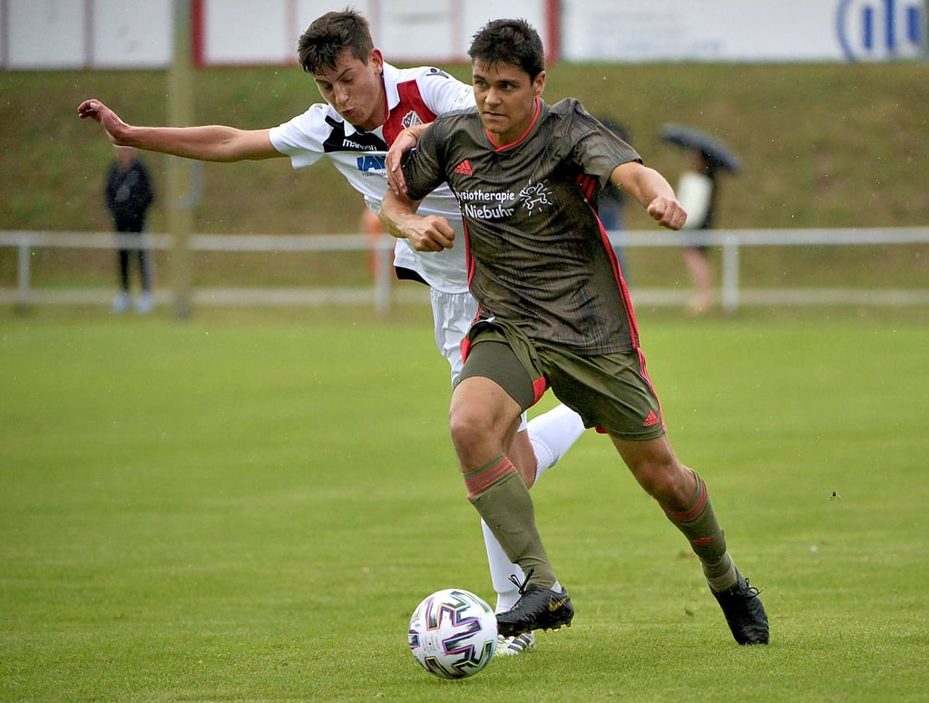 Für Hannes Schreiber (rechts) und den SSV 80 Gardelegen könnte es in der Verbandsliga in der kommenden Saison ?kuschlig? werden. Bis zu 20 Teams sind geplant.
