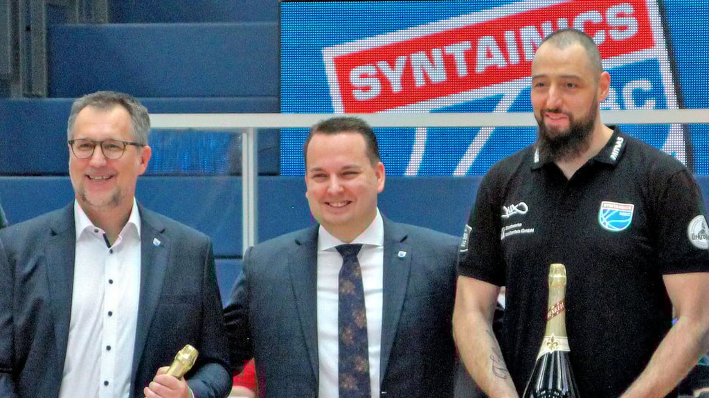 Martin Geissler (M.) verabschiedete vor dem Spiel gegen Oldenburg Coach Silvano Poropat (l.) und Djordje Pantelic.