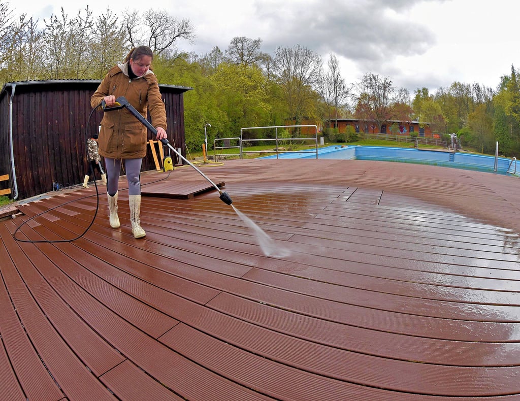 Jennifer Gerdes befreit die Plattformen im Freibad vom Winterdreck.
