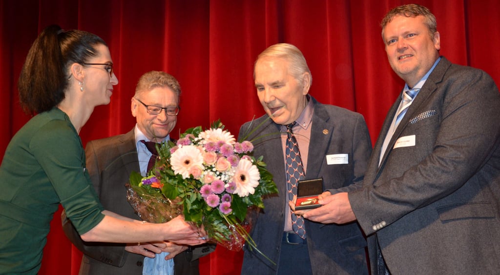 Bürgerpreisverleihung an Gerhard Paruschke (2. v. re.) im Jahr 2020 mit Fachbereichsleiterin Alexandra Adel, Bürgermeister Matthias Günther (re.) und der frühere Tucheimer Bürgermeister Joachim Böhl.