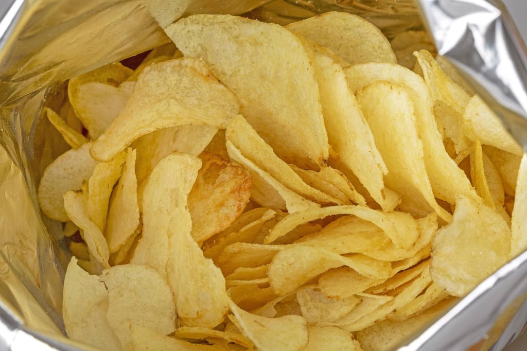 Wer viel Kartoffelchips isst, nimmt mehr Fett zu sich als notwendig ist.