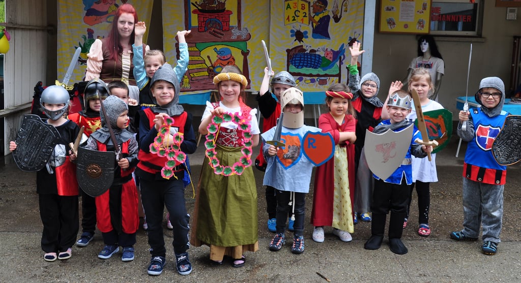 Als Ritter und Burgfräuleins verkleidet feiern die Kinder den 40. Geburtstag ihrer Kita.