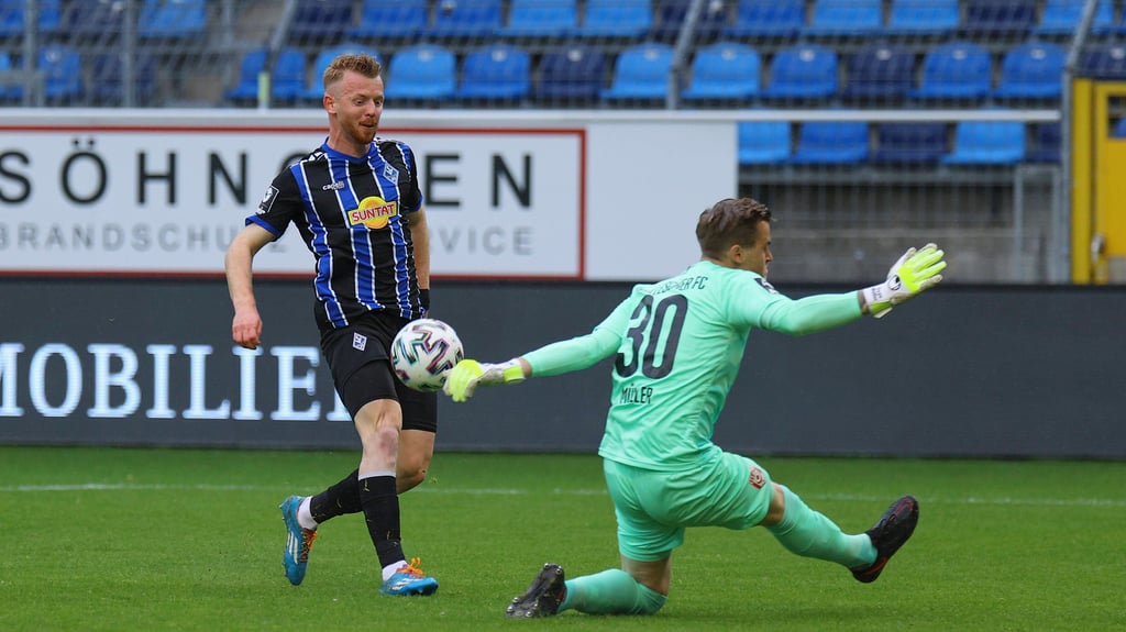 Auftakt zum Torfestival: Dominik Martinovic trifft per Lupfer zum 1:0 für Mannheim, Torwart Sven Müller ist chancenlos.