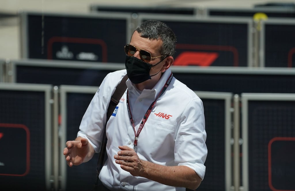 Haas-Teamchef Günther Steiner im Gerspräch mit Journalisten.