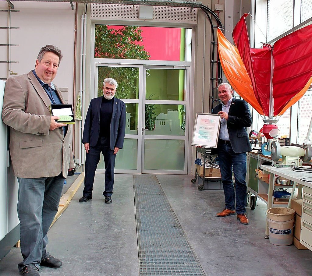 Wirtschaftsminister Armin Willingmann (M.) hat ?SailWindTec?-Entwicklungsleiter Frank Gnisa (l.) und Mario Spiewack Urkunde und Preis des Wettbewerbs ?Bestform? überreicht.