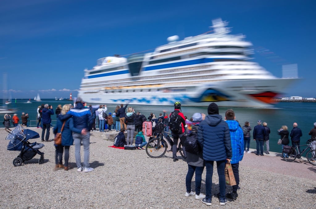 Einwohner der Hansestadt und Kreuzfahrtfans begrüßen das Kreuzfahrtschiff „Aidasol“ beim Einlaufen in den Hafen.