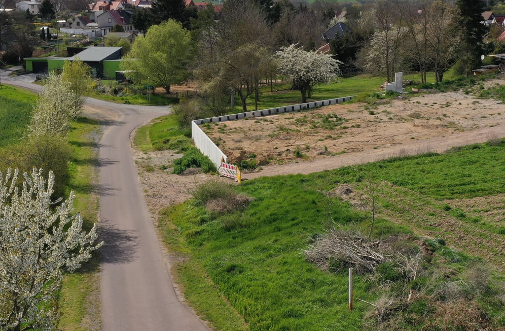 Im Bellebener Weg in Sandersleben entsteht ein Wohngebiet für fünf Eigenheime. Derzeit laufen die Gründungs- und Erdarbeiten für die Häuser. 