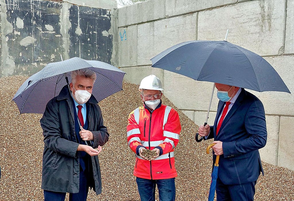 Der Wirtschaftsminister (links) im Baustoffwerk.