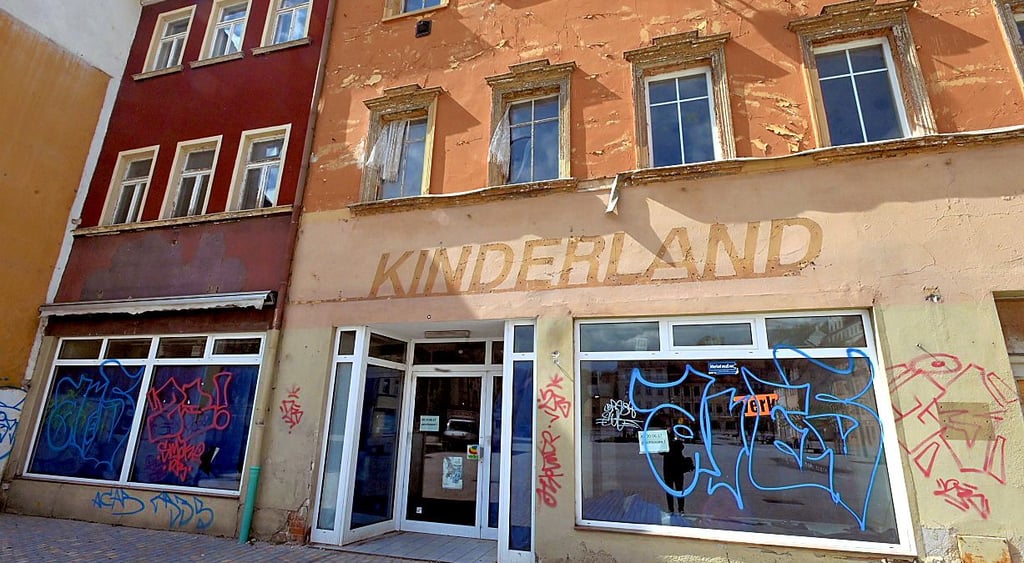 Die Umrisse des Schriftzugs des einstigen Spielzeuggeschäfts am Markt sind noch zu erkennen. Links daneben hing das bunte Logo.