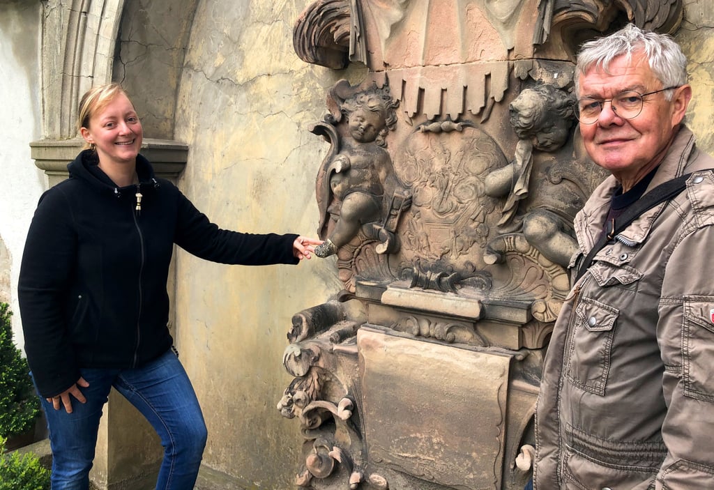 Restauratorin Marie-Luise Theuerkauf (l.)und Günter Hannuschka am Grabmal des Fuhrmanns Ernst Münch