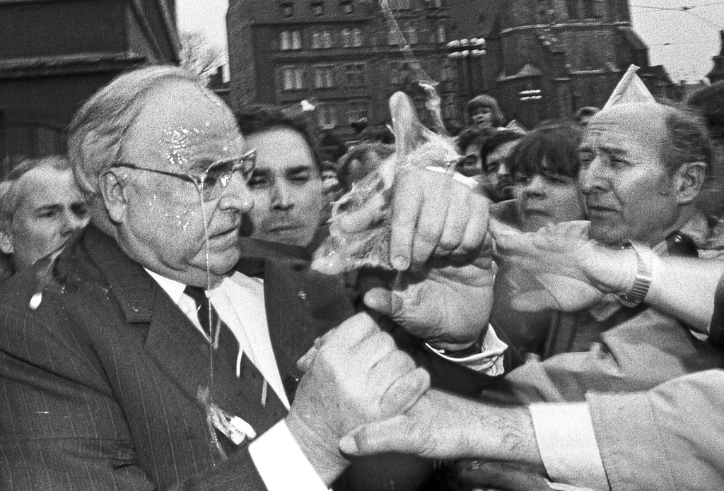 Mit dieser Reaktion hatte keiner gerechnet. Nach den Eierwürfen stürmte Helmut Kohl wutentbrannt auf die Demonstranten zu.