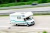 Rollin', rollin', rollin': Die Reise im Campingmobil plant man wegen möglicher nächtlicher Ausgangsbeschränkungen derzeit besser ohne Stop unterwegs.