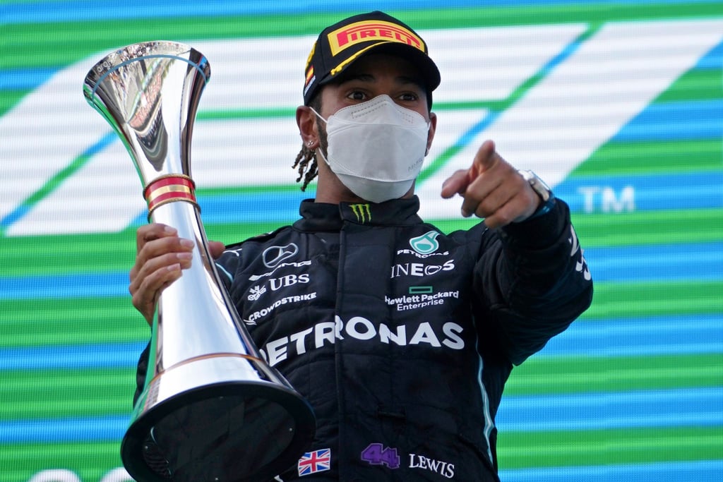 Weltmeister Lewis Hamilton bejubelt seinen Sieg beim Großen Preis von Spanien auf dem Podium.