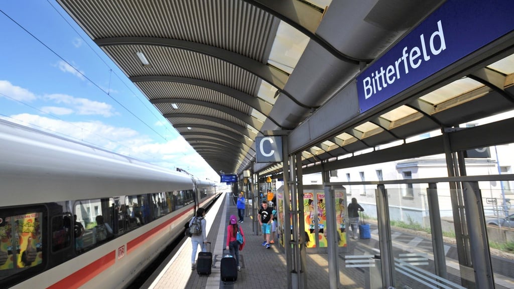 Eine 38-jährige Frau fiel am Wochenende auf dem Bahnhof Bitterfeld gleich mehrfach unangenehm auf.