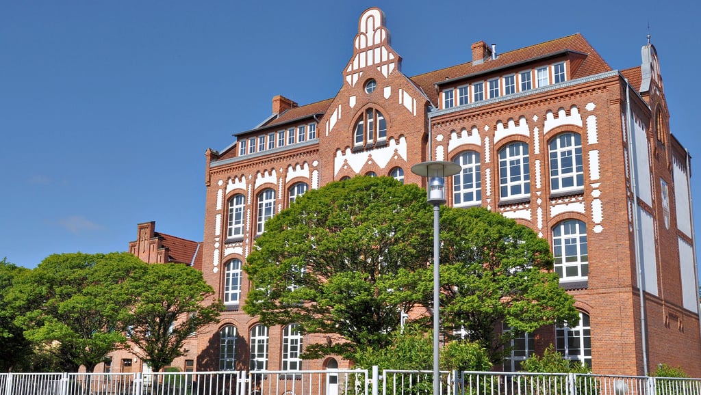 Die Außenstelle des ehemaligen Gymnasiums Egeln auf dem Pestalozziplatz steht seit einigen Jahren leer. Das Haus wurde jetzt vom Salzlandkreis verkauft.