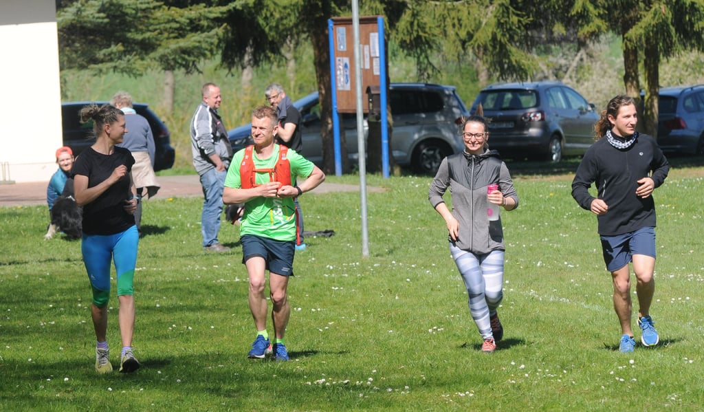 Familien-Bande: Vanessa Walter aus Kahlwinkel (2. von rechts) mit ihrem extra aus Weimar angereisten Cousin David Bauer (2. von links) auf der 6-Kilometer-Laufstrecke. Begleitet werden sie von Barbara Köllner (ganz links) sowie Nikolas Walter (ganz rechts).