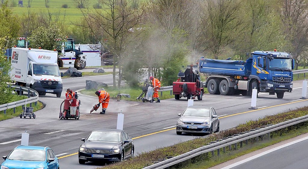 Wegen Bauarbeiten ist die  A38 halbseitig gesperrt. Auch der Rastplatz Helmetal war dicht.