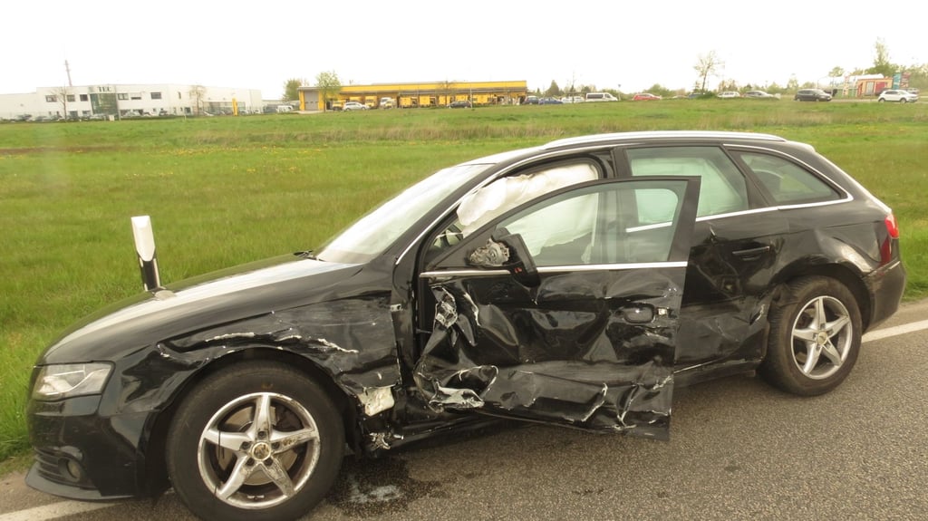 Der Audi A6 wurde bei einem Unfall auf der B71 schwer beschädigt - der Fahrer wurde bei dem Unfall leicht verletzt.