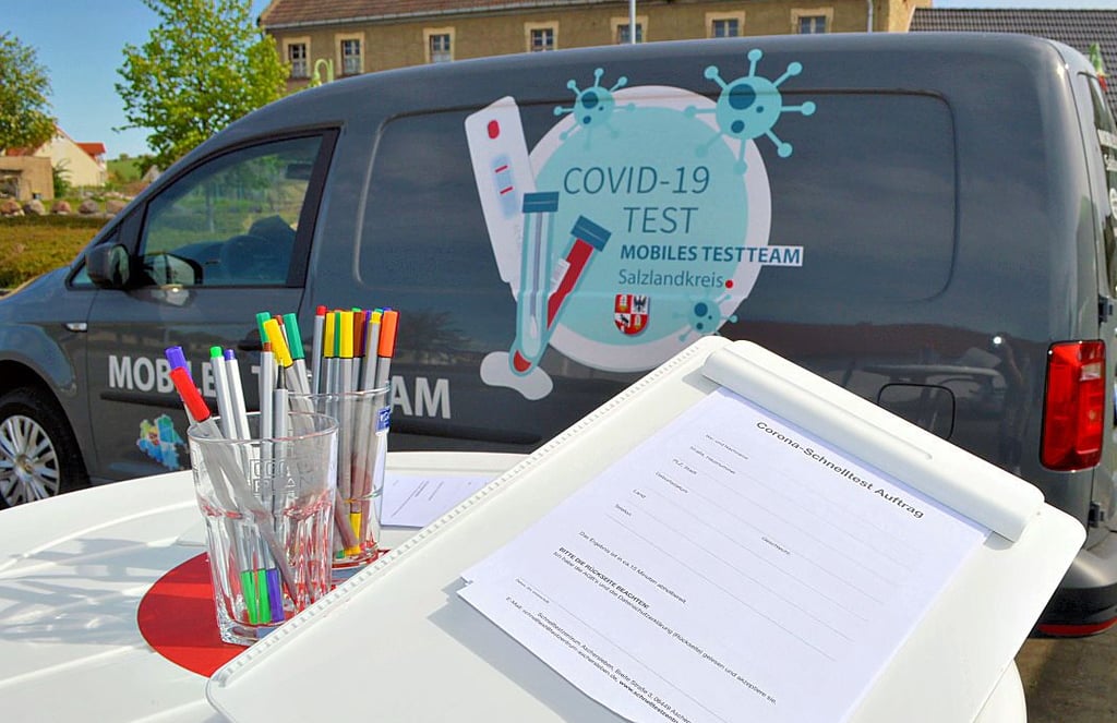 Vor dem Test ist ein Fragebogen auszufüllen. Das dauert nicht lange. Im Hintergrund steht das Auto vom mobilen Testteam.
