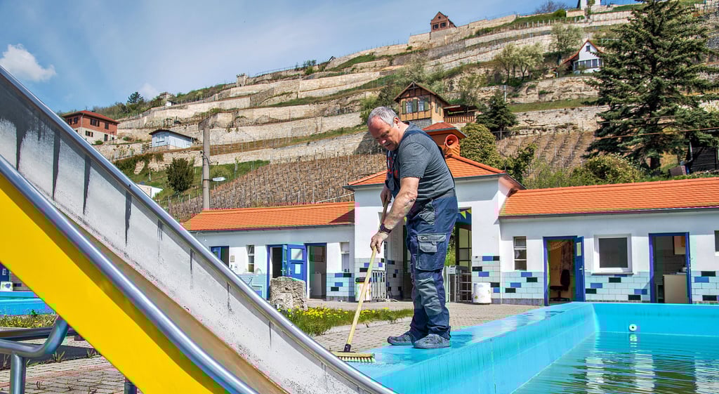 Der Freibad-Förderverein bereitet sich mit einem Arbeitseinsatz auf die bevorstehende Saison vor. Vereinschef Jörg Schneider reinigt den Beckenrand.