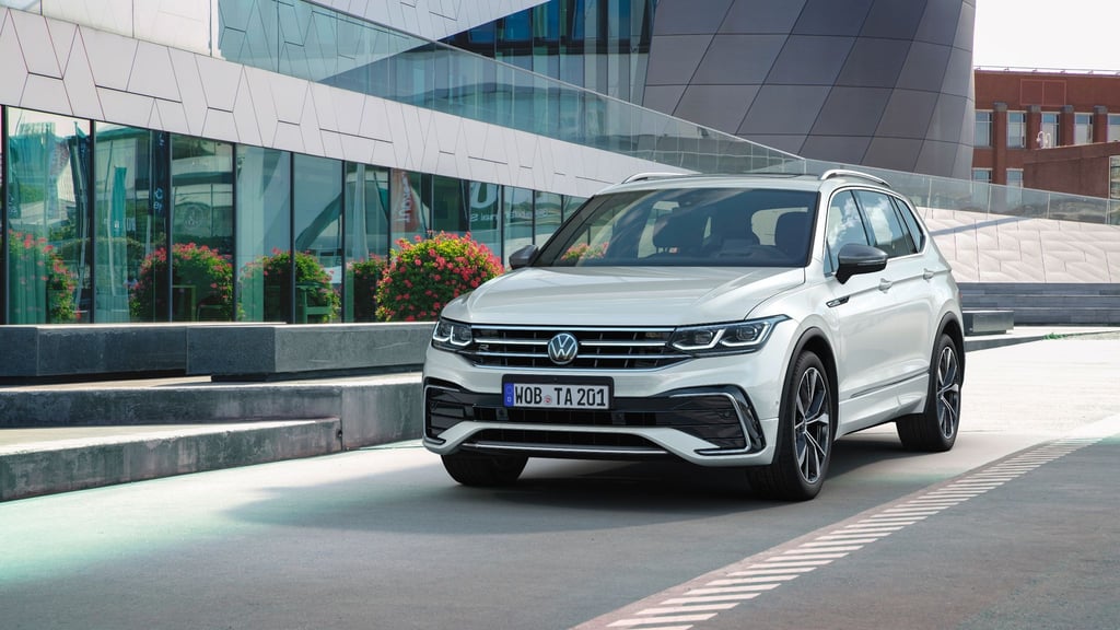 Langer Nachzügler: Im Oktober lässt VW auch die aufgefrischte Langversion vom Tiguan wieder als Allspace auf die Straßen rollen.