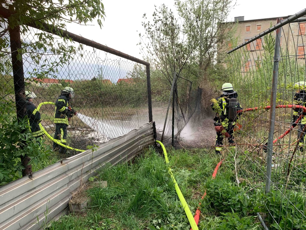 Die Feuerwehr löschte am Montagabend einen Ödlandbrand in Magdeburg.