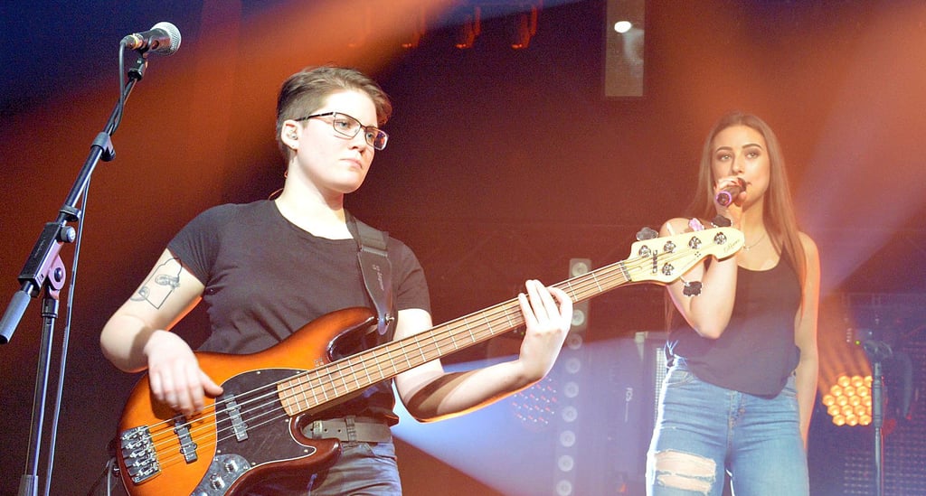 Sie gehören ebenfalls zur Band Valid Blu: Bassistin Lena Uhde und Hintergrundsängerin Anni Riemer.